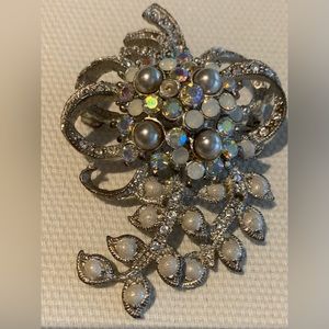 Elegant faux pearl, crystal, sparkling rhinestone brooch